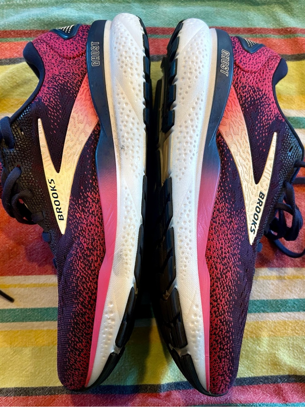 Excellent condition Brooks Ghost 16 pink and blue running shoes, women size 9 - Picture 7 of 9